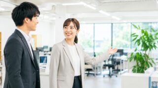 採用が売り手市場になった中小企業で、会社見学を入口にする理由の内容を示すアイキャッチ